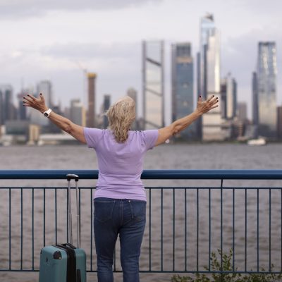 mulher-idosa-viajando-pelo-mundo
